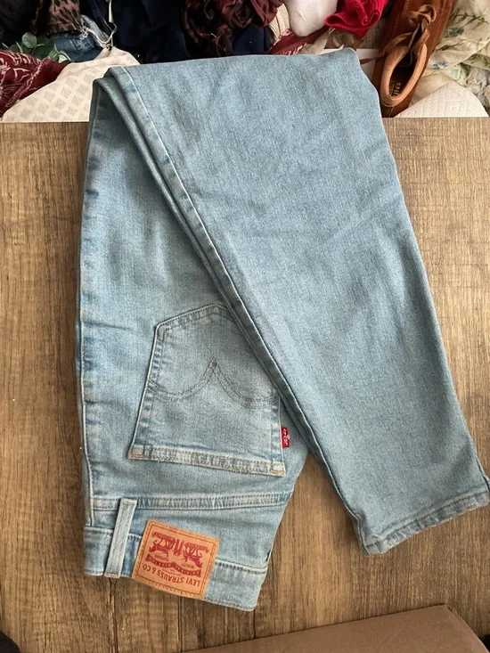 Levi's High Rise Mom Jeans - Picture 5 of 5
